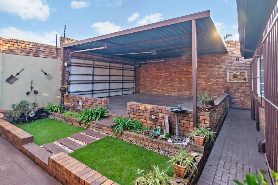 3 Bedroom Property for Sale in Noordheuwel Gauteng