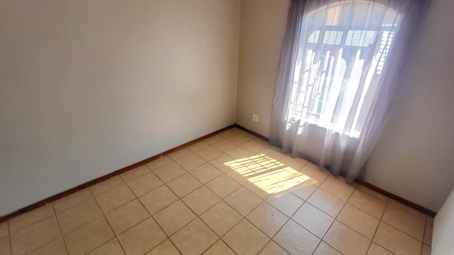 To Let 2 Bedroom Property for Rent in Die Hoewes Gauteng