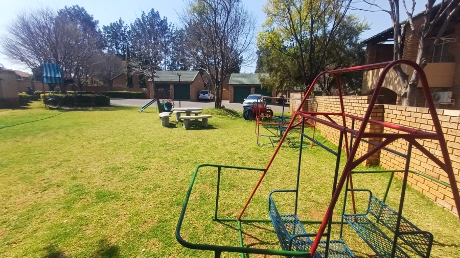To Let 2 Bedroom Property for Rent in Die Hoewes Gauteng