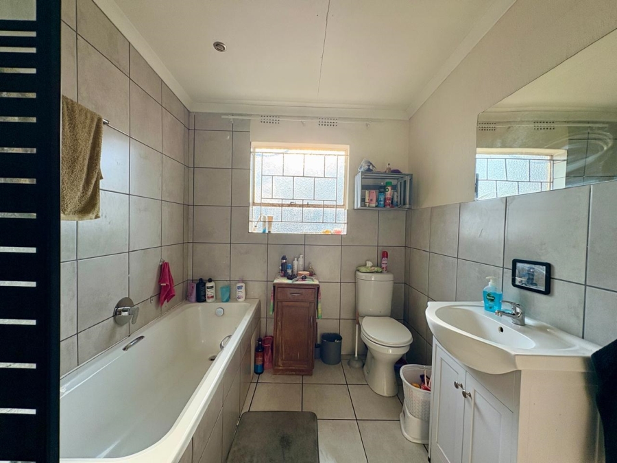 3 Bedroom Property for Sale in Strubenvale Gauteng