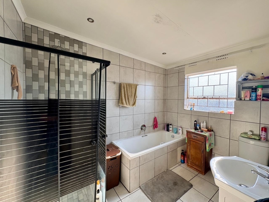 3 Bedroom Property for Sale in Strubenvale Gauteng
