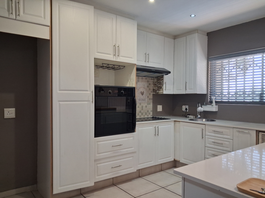 4 Bedroom Property for Sale in Greenstone Hill Gauteng