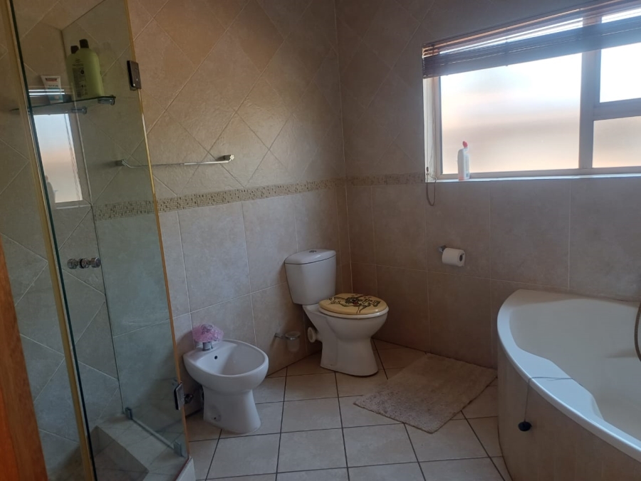 3 Bedroom Property for Sale in Lakefield Gauteng