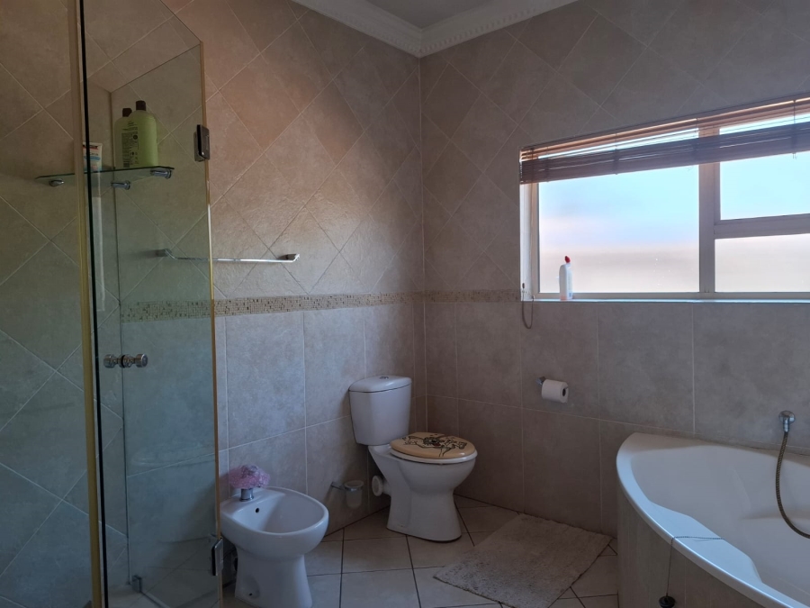 3 Bedroom Property for Sale in Lakefield Gauteng