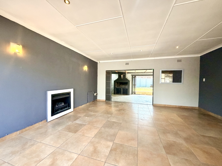 To Let 4 Bedroom Property for Rent in Morehill Gauteng
