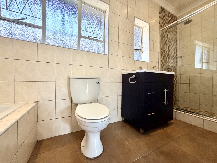 To Let 4 Bedroom Property for Rent in Morehill Gauteng