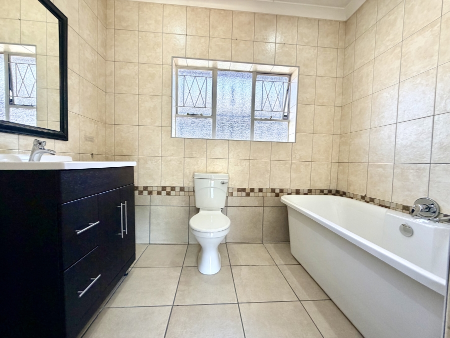 To Let 4 Bedroom Property for Rent in Morehill Gauteng