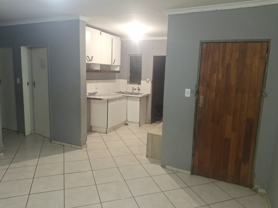 To Let 3 Bedroom Property for Rent in Clayville Gauteng
