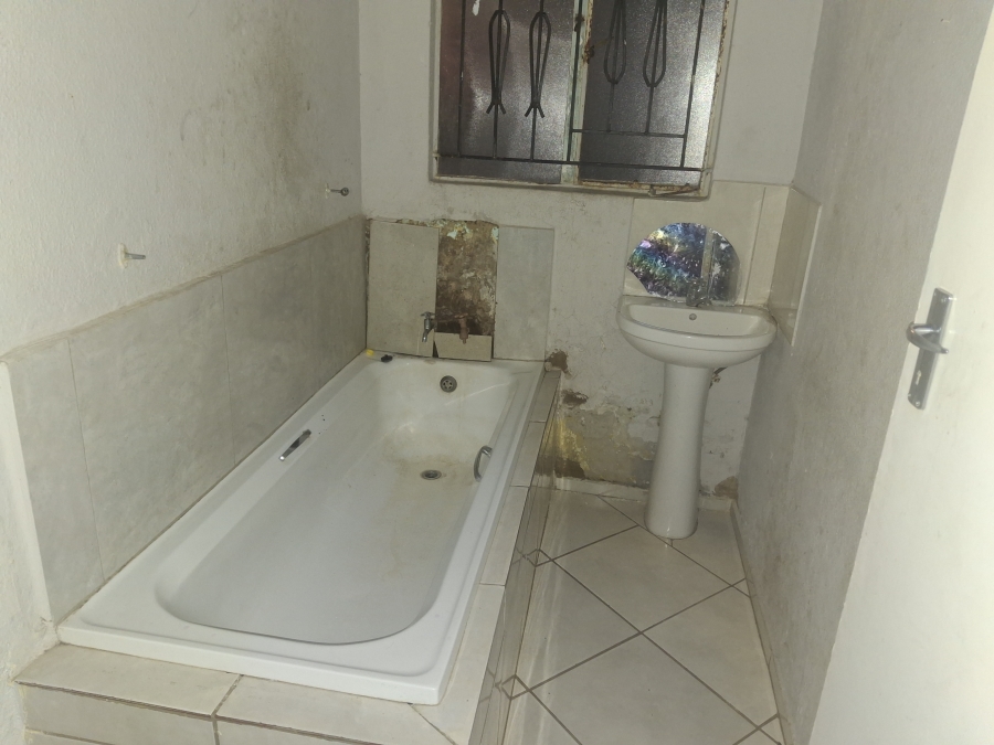 To Let 3 Bedroom Property for Rent in Clayville Gauteng