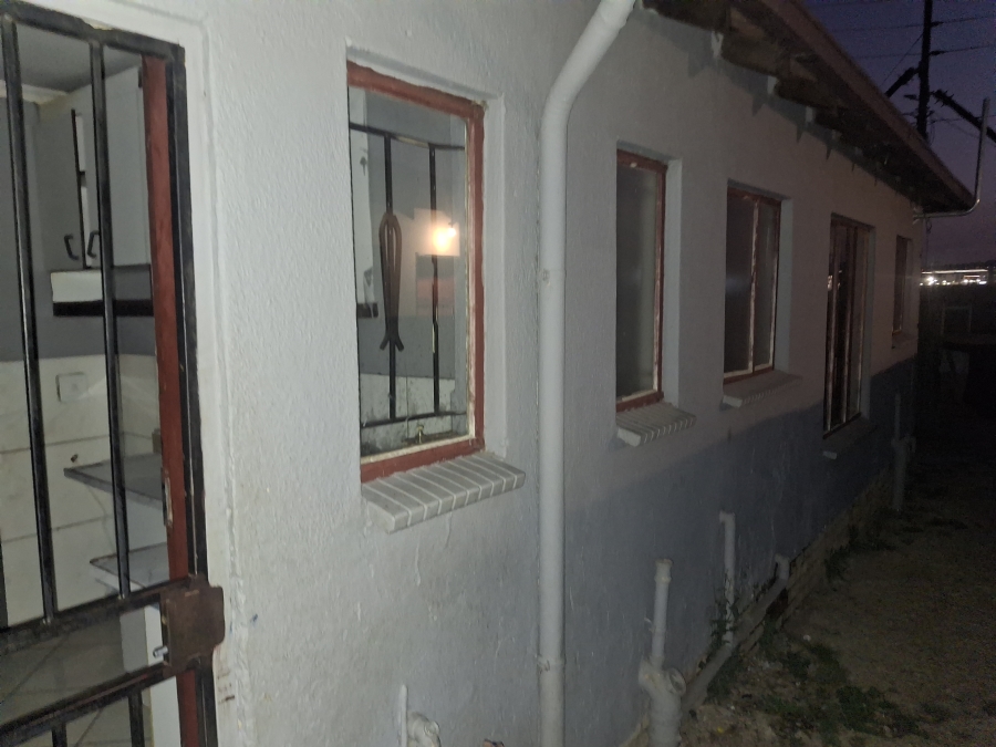 To Let 3 Bedroom Property for Rent in Clayville Gauteng