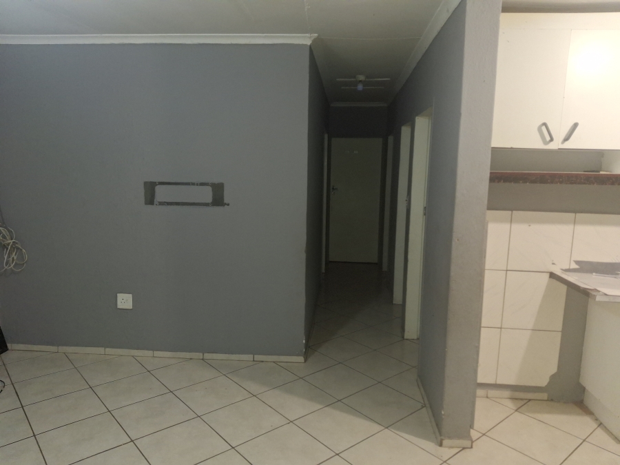 To Let 3 Bedroom Property for Rent in Clayville Gauteng
