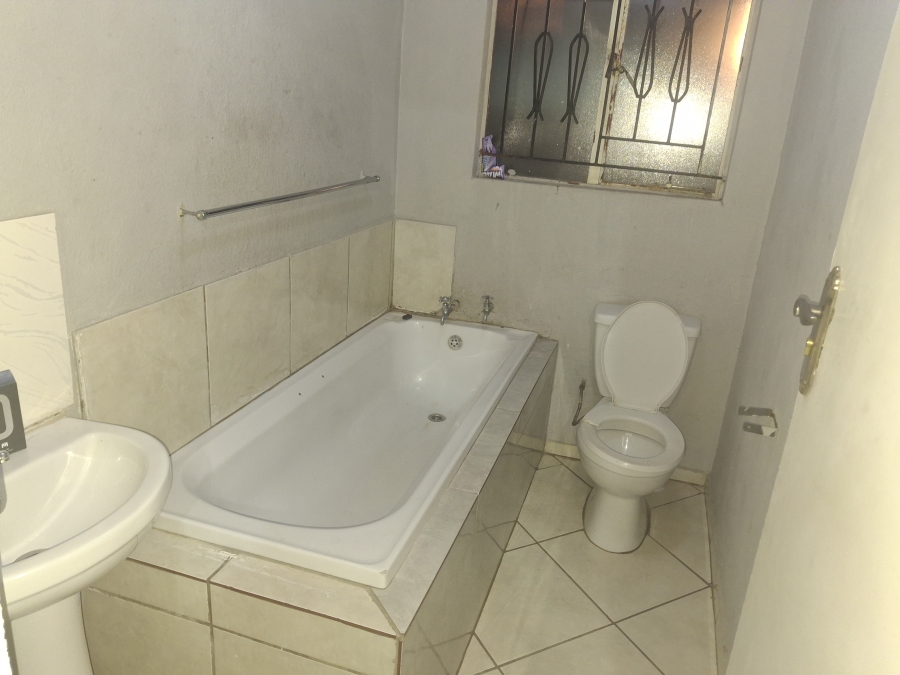 To Let 3 Bedroom Property for Rent in Clayville Gauteng