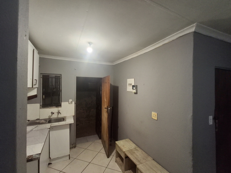 To Let 3 Bedroom Property for Rent in Clayville Gauteng