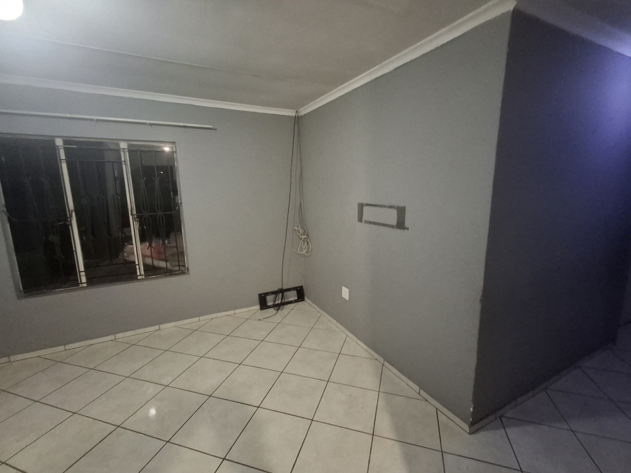 To Let 3 Bedroom Property for Rent in Clayville Gauteng