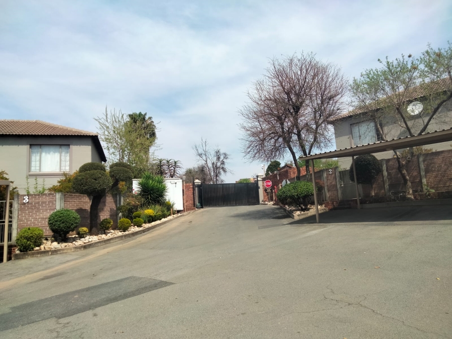 2 Bedroom Property for Sale in Sonneglans Gauteng