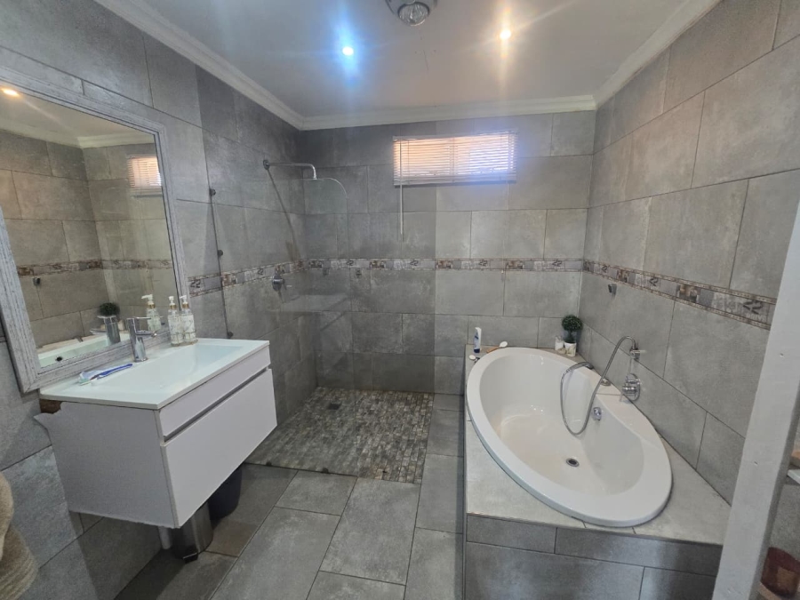 4 Bedroom Property for Sale in Three Rivers Gauteng