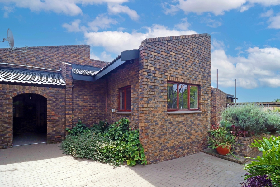 5 Bedroom Property for Sale in Paulshof Gauteng