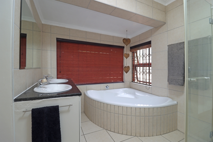 5 Bedroom Property for Sale in Paulshof Gauteng