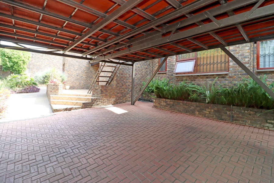 5 Bedroom Property for Sale in Paulshof Gauteng