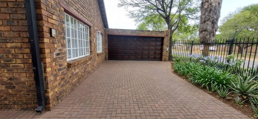 5 Bedroom Property for Sale in Rooihuiskraal North Gauteng