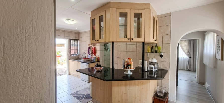 5 Bedroom Property for Sale in Rooihuiskraal North Gauteng