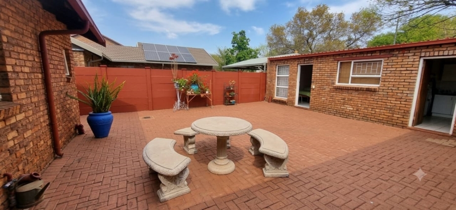 5 Bedroom Property for Sale in Rooihuiskraal North Gauteng