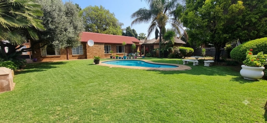 5 Bedroom Property for Sale in Rooihuiskraal North Gauteng