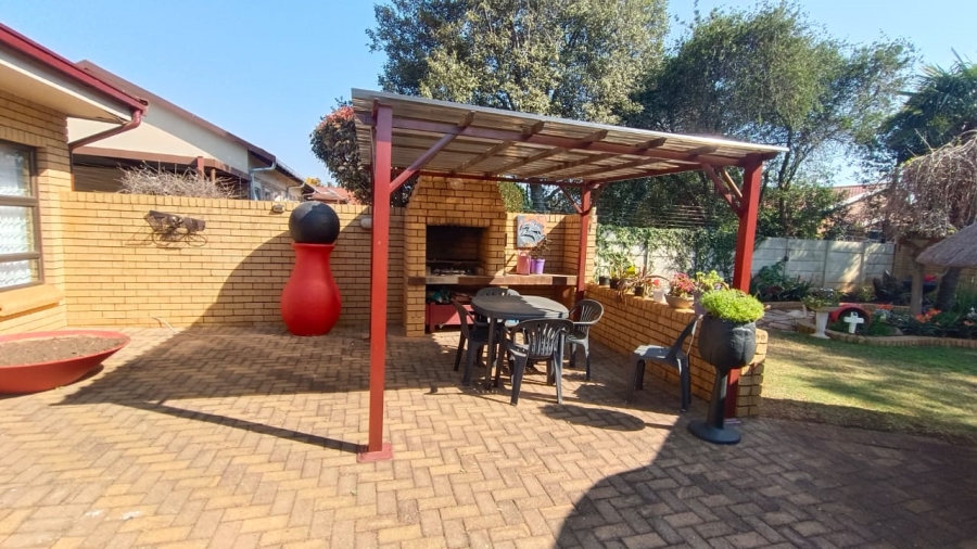 3 Bedroom Property for Sale in Helikonpark Gauteng