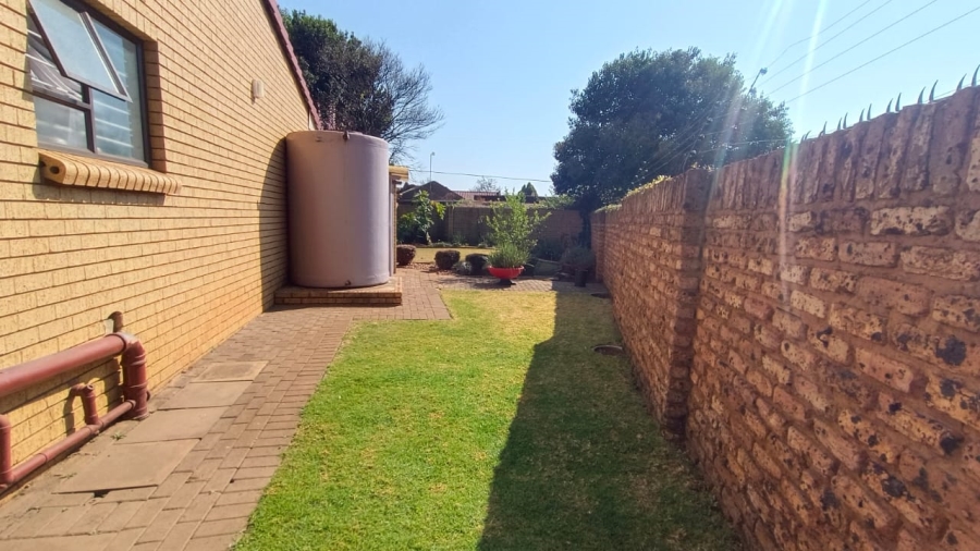3 Bedroom Property for Sale in Helikonpark Gauteng