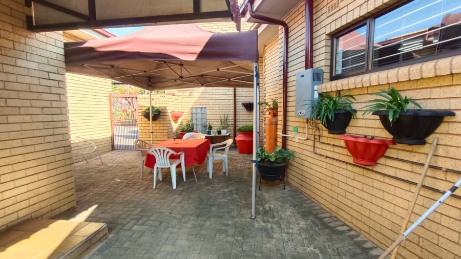 3 Bedroom Property for Sale in Helikonpark Gauteng