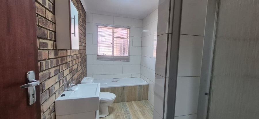 2 Bedroom Property for Sale in Greenhills Gauteng