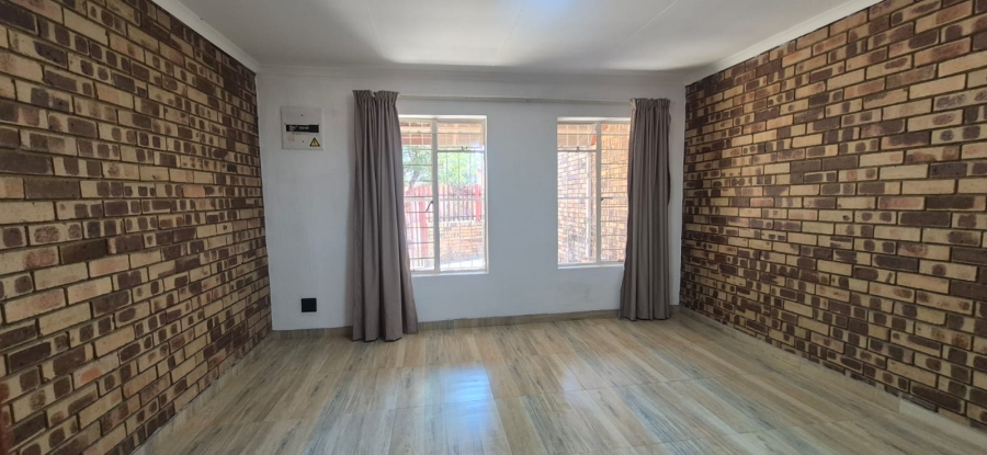 2 Bedroom Property for Sale in Greenhills Gauteng