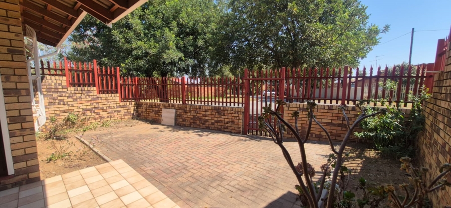 2 Bedroom Property for Sale in Greenhills Gauteng