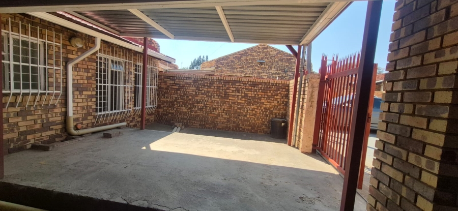 2 Bedroom Property for Sale in Greenhills Gauteng