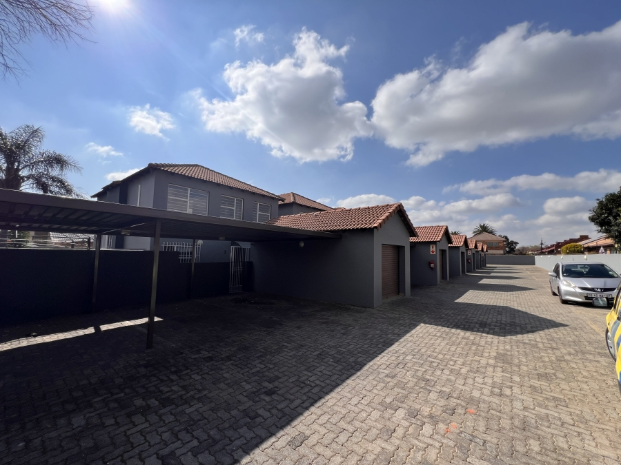 To Let 3 Bedroom Property for Rent in New Redruth Gauteng