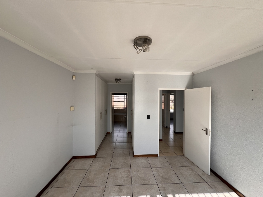 To Let 3 Bedroom Property for Rent in New Redruth Gauteng