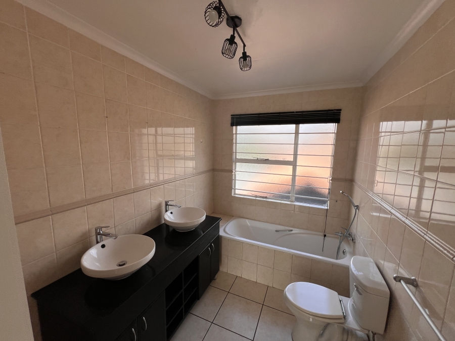To Let 3 Bedroom Property for Rent in New Redruth Gauteng