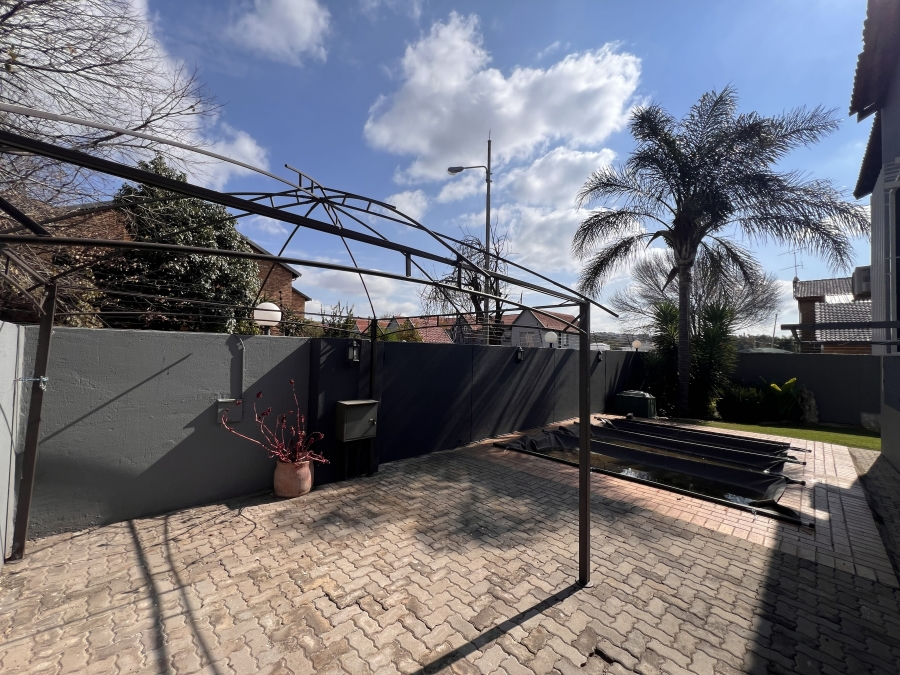 To Let 3 Bedroom Property for Rent in New Redruth Gauteng