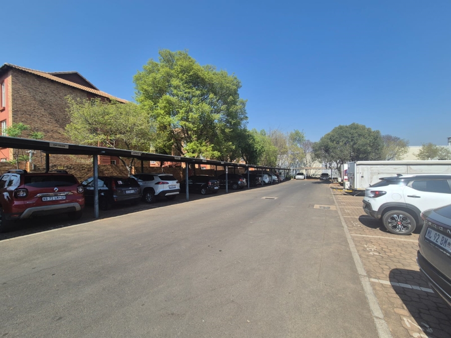 To Let Commercial Property for Rent in Die Hoewes Gauteng