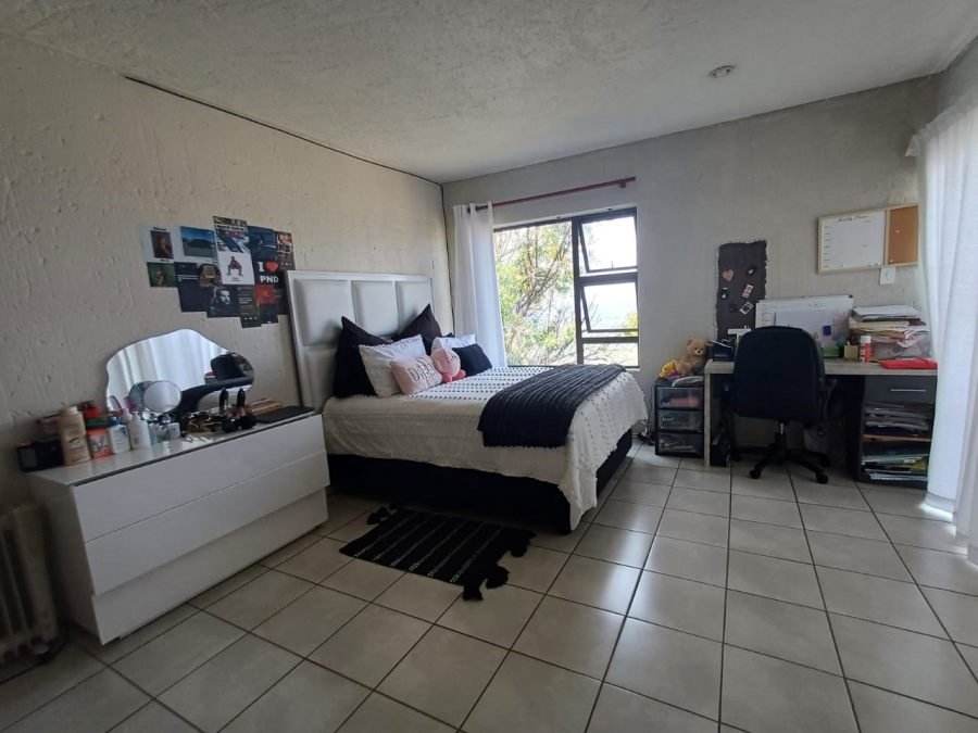 To Let 4 Bedroom Property for Rent in Helderkruin Gauteng