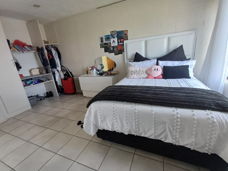 To Let 4 Bedroom Property for Rent in Helderkruin Gauteng