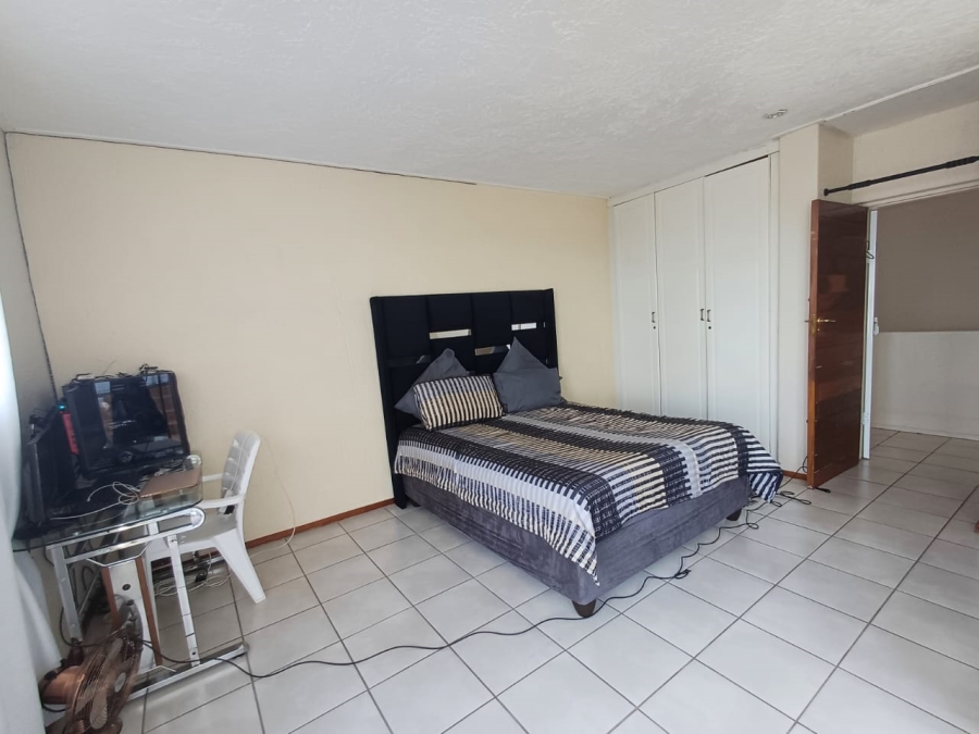 To Let 4 Bedroom Property for Rent in Helderkruin Gauteng