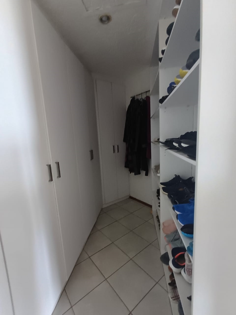 To Let 4 Bedroom Property for Rent in Helderkruin Gauteng