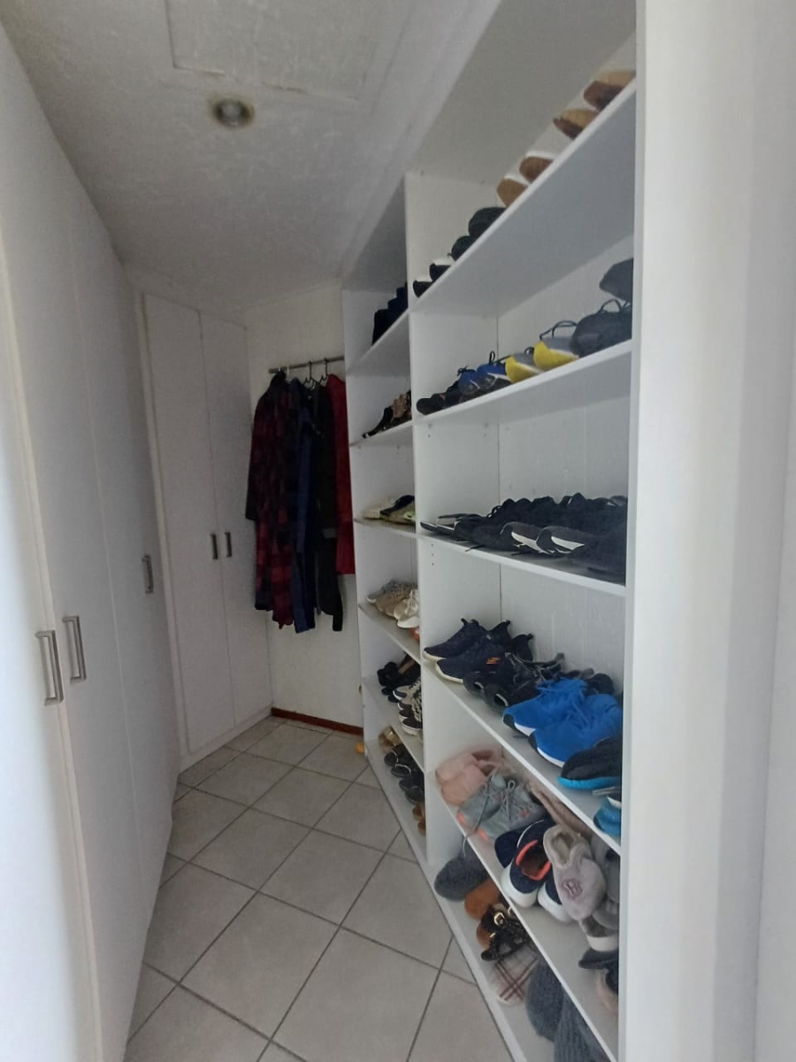 To Let 4 Bedroom Property for Rent in Helderkruin Gauteng