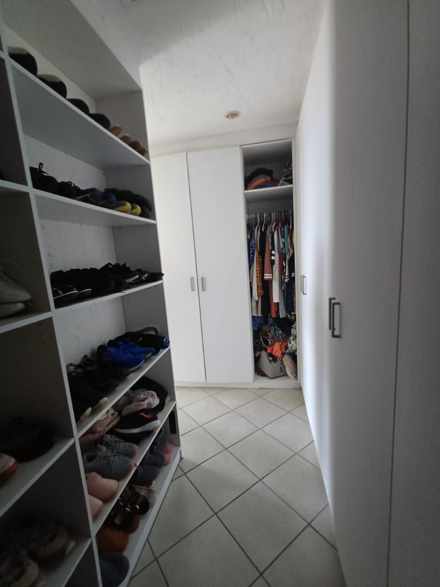 To Let 4 Bedroom Property for Rent in Helderkruin Gauteng