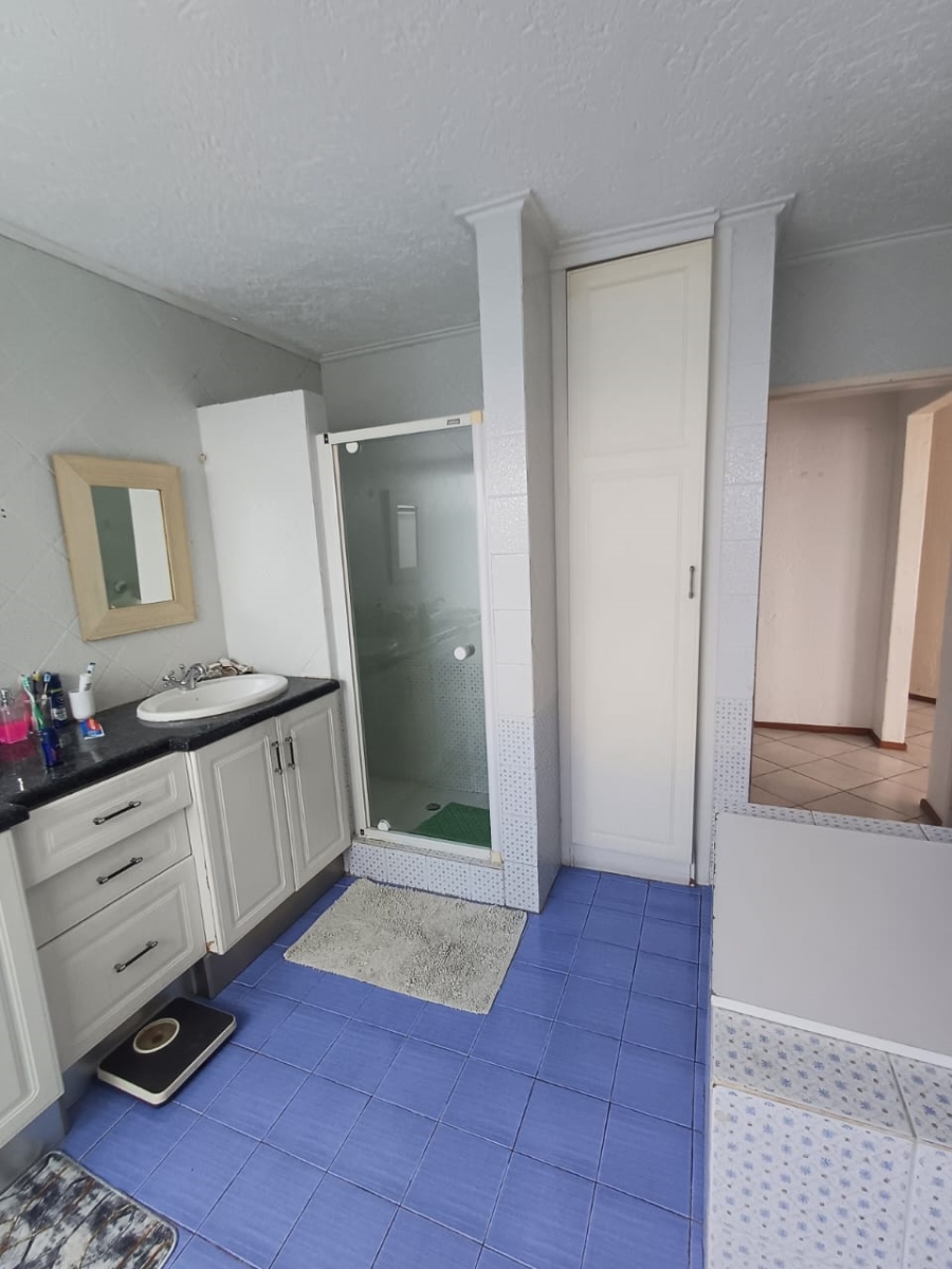 To Let 4 Bedroom Property for Rent in Helderkruin Gauteng