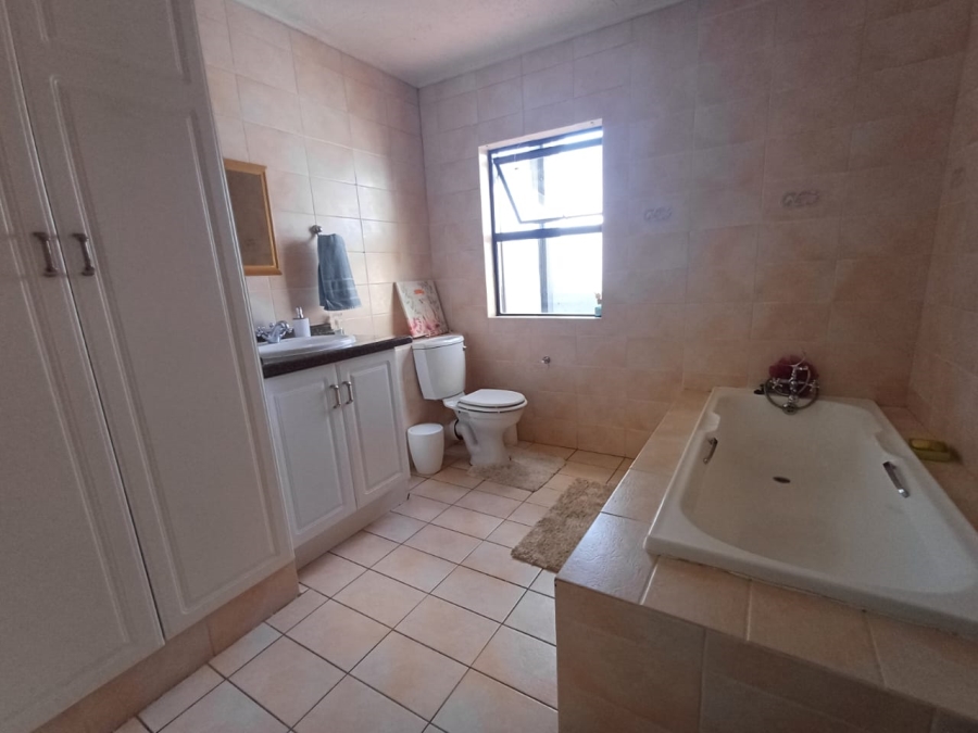 To Let 4 Bedroom Property for Rent in Helderkruin Gauteng