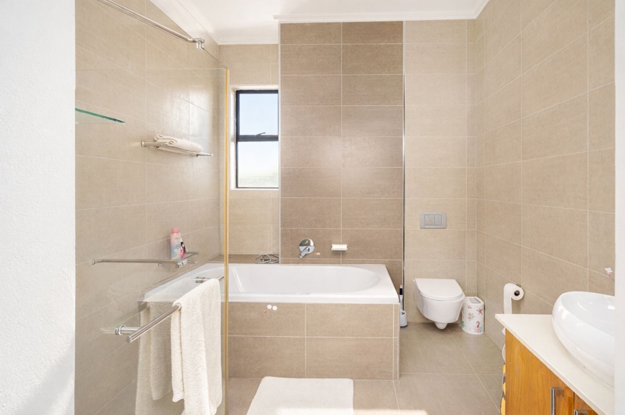 6 Bedroom Property for Sale in Waterfall Country Estate Gauteng