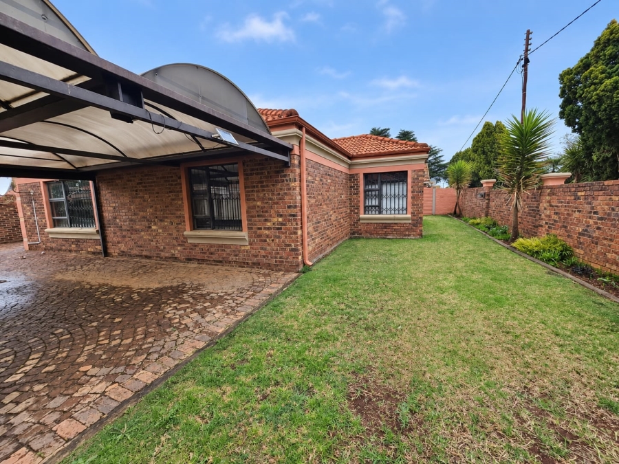 2 Bedroom Property for Sale in Kookrus Gauteng