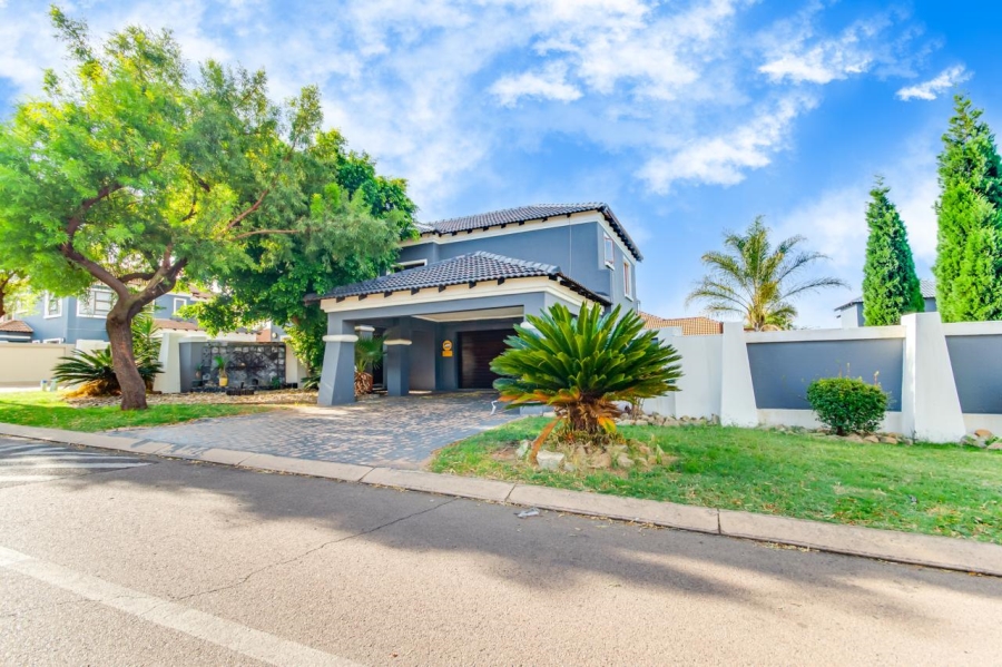 4 Bedroom Property for Sale in Thatchfield Cresent Gauteng